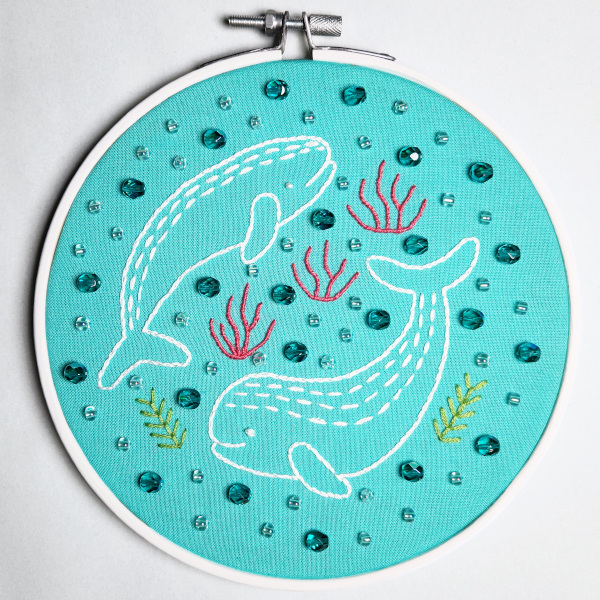 Free swimming whales embroidery pattern